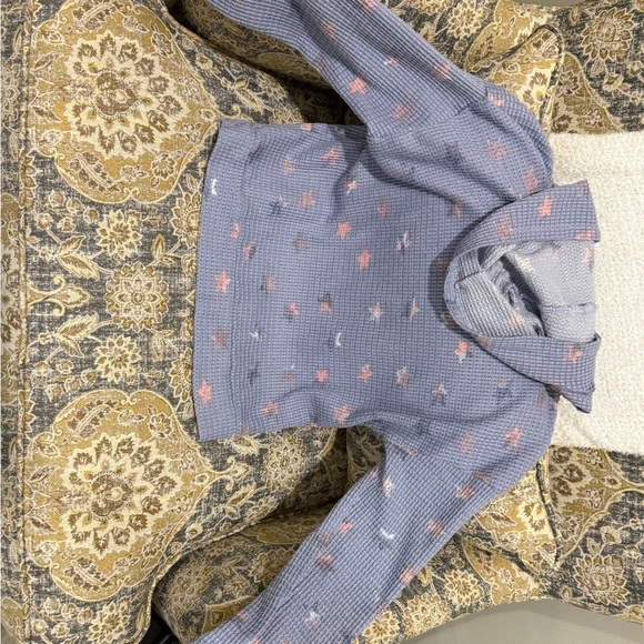 Freshman Textured Knit Top in Gray - Picture 3 of 3